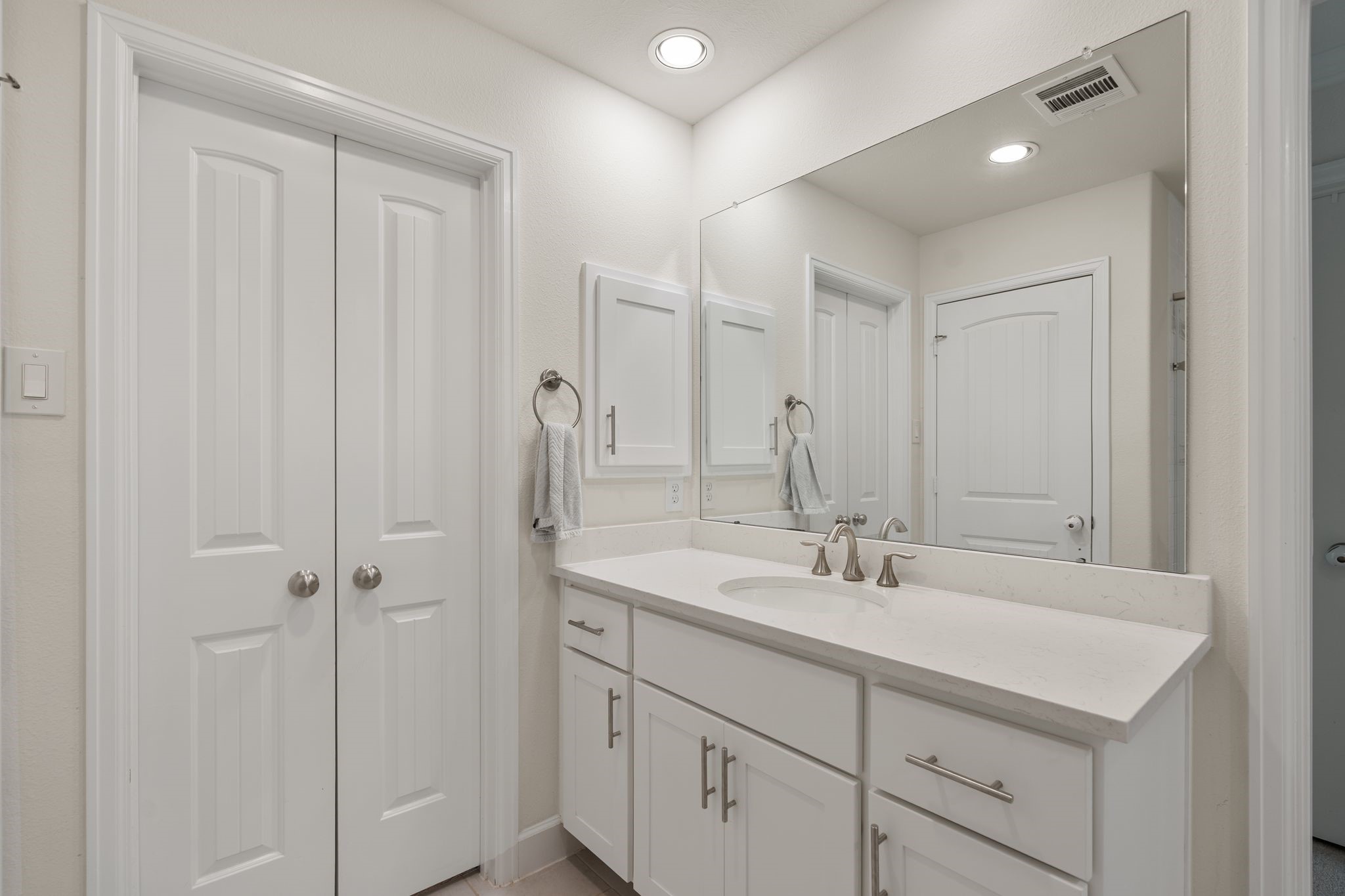 5230 Darling Street Houston, TX 77007 - Photo 24 of 34 The second vanity lies next to the closet door.