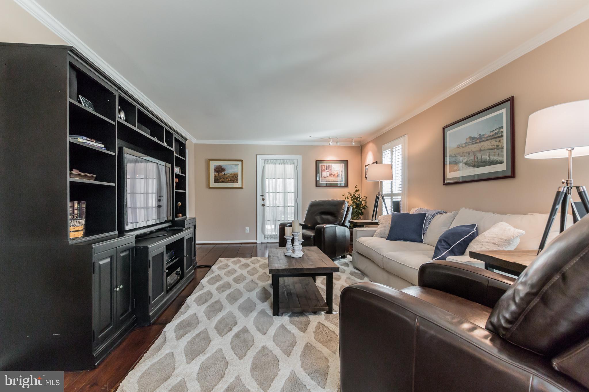 15913 Green Meadow Road Gaithersburg, MD 20878 - Photo 4 of 30 Living Room