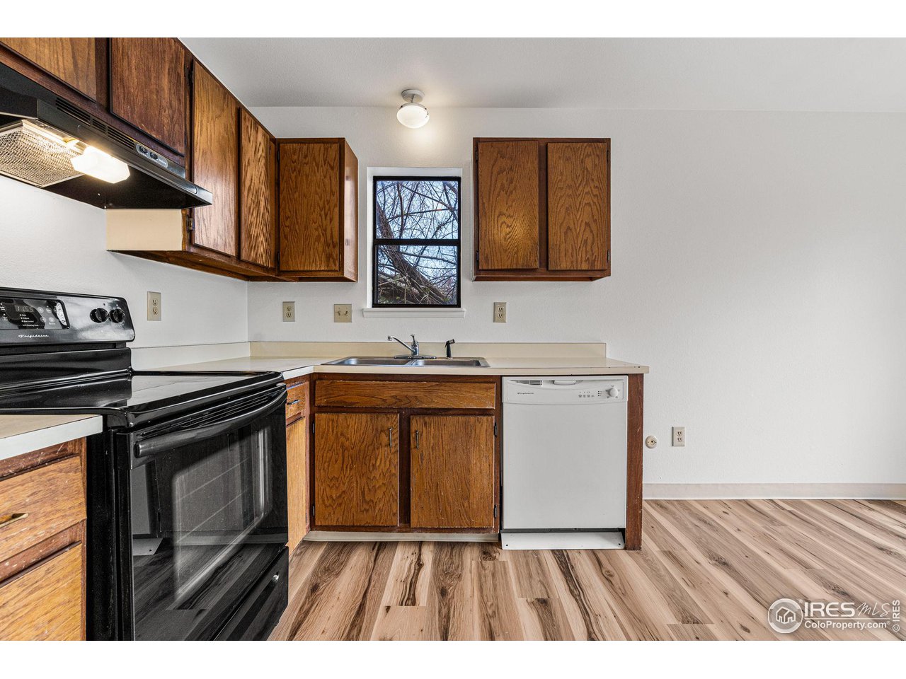 4640 Portside Way Boulder, CO 80301 - Photo 3 of 35 a kitchen with granite countertop a stove a sink and a microwave