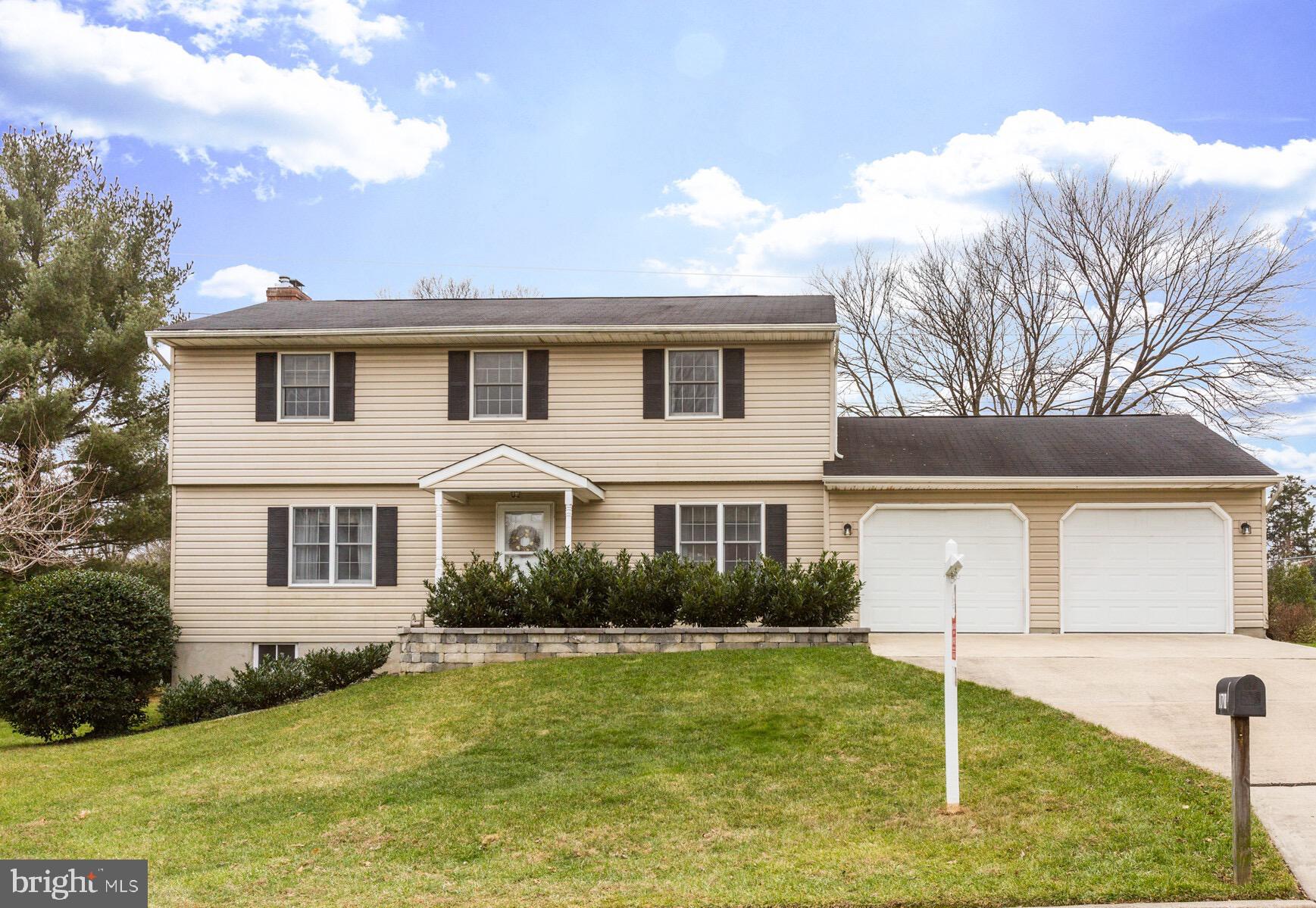 11710 Fernshire Road Gaithersburg, MD 20878 - Photo 3 of 58 Colonial with large 2 car garage