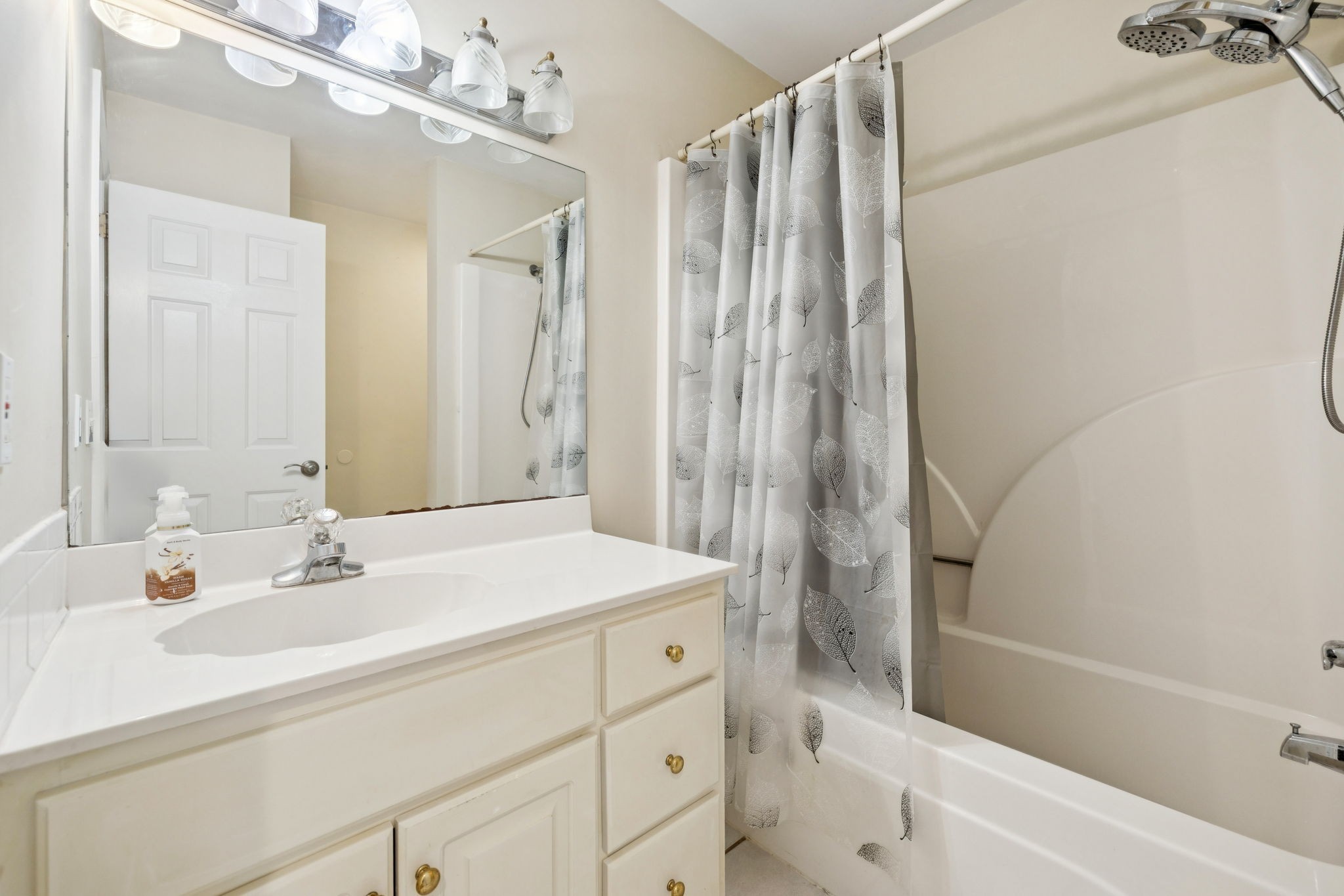 3679 Old State Highway 11 Springfield, TN 37172 - Photo 14 of 50 a bathroom with a sink a mirror and a shower