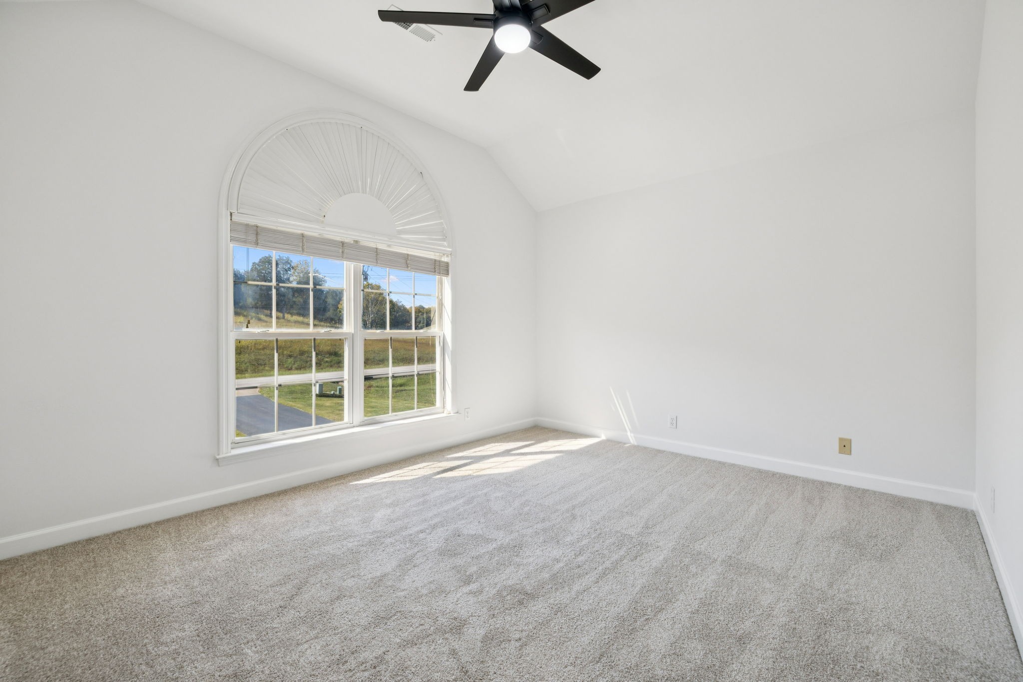 3679 Old State Highway 11 Springfield, TN 37172 - Photo 23 of 50 an empty room with a window