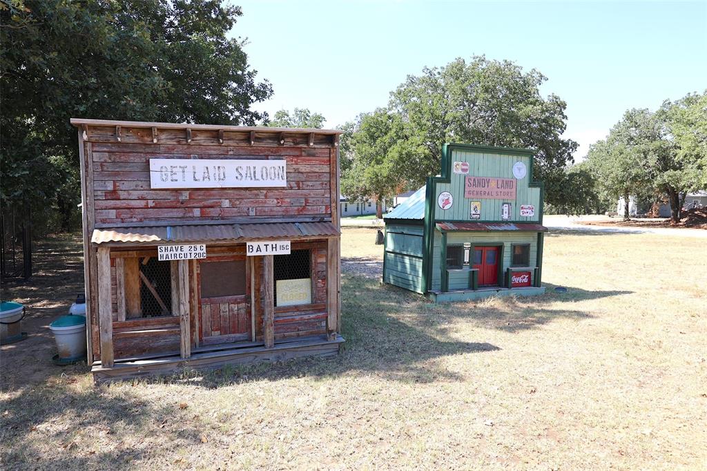 1111 Riley Road Whitesboro, TX 76273 - Photo 26 of 28 Chicken Coops