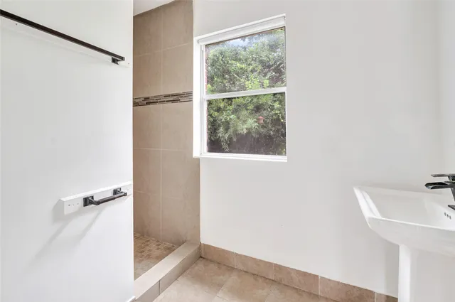 $1,000 | 2506 Keene Street, Unit 2, Houston, TX 77009