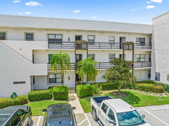 1950 Southwest Palm City Road, Unit 1202 Stuart, FL 34994 - Photo 17 of 21 a view of a patio with couches table and chairs potted plants with kitchen view