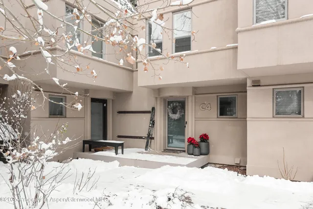a view of a entryway of the house