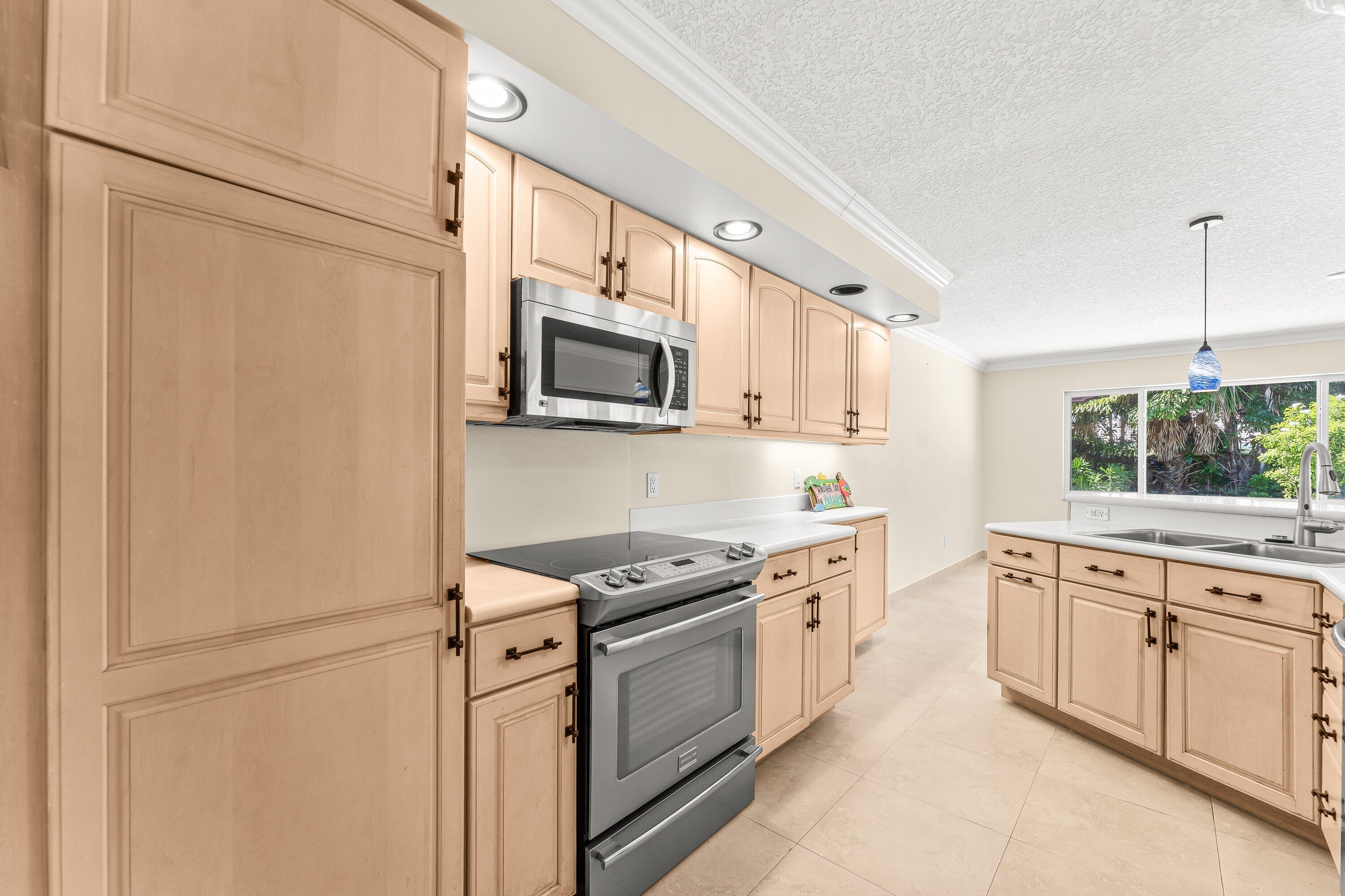 2301 Banyan Road Boca Raton, FL 33432 - Photo 14 of 48 009-2301BanyanRoad-BocaRaton-FL-33432-SM