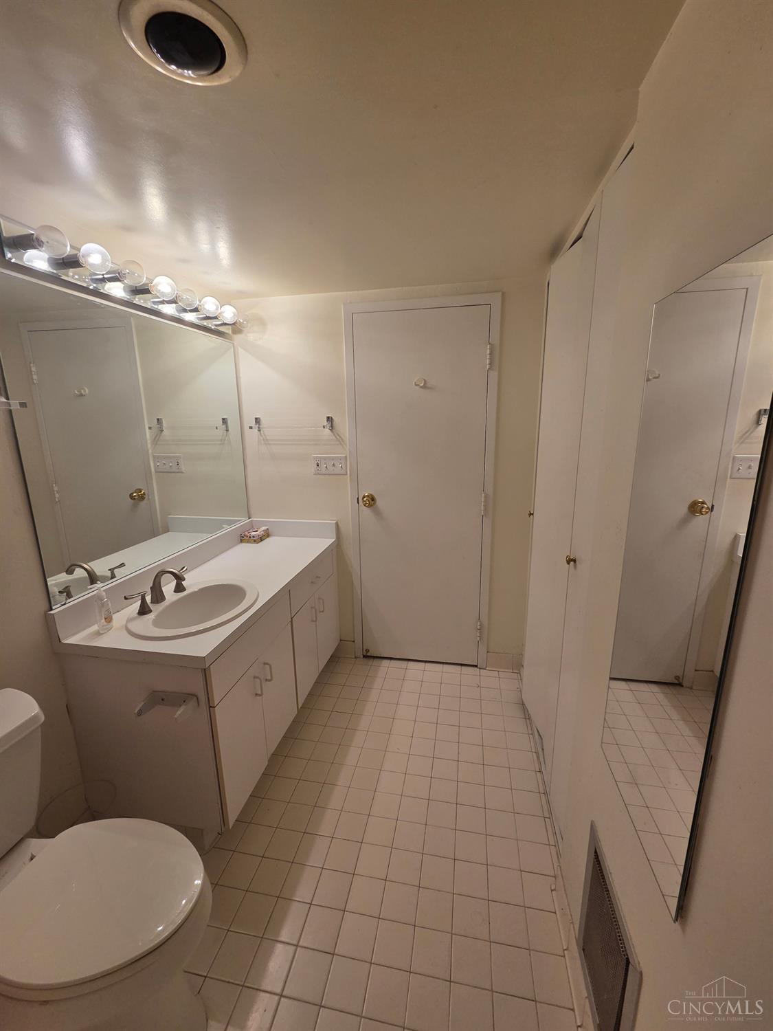 2444 Madison Road, Unit 210B Cincinnati, OH 45208 - Photo 30 of 39