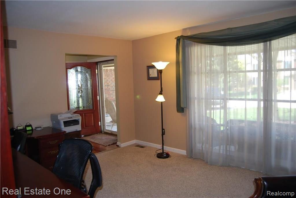 540 Rolling Green Circle Rochester Hills, MI 48309 - Photo 3 of 26