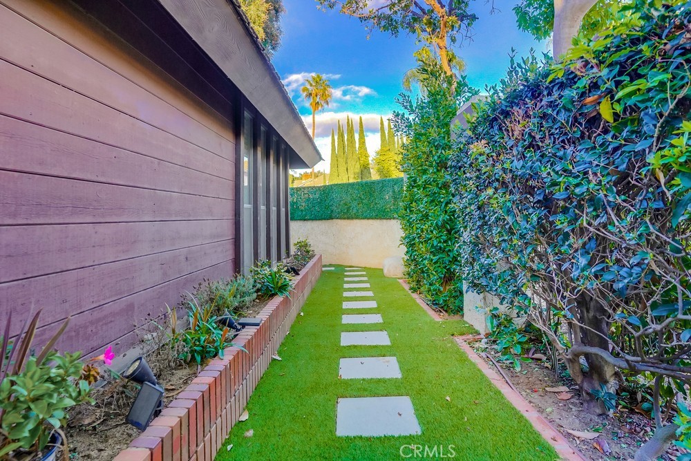 615 Edith Way Long Beach, CA 90807 - Photo 28 of 65 a view of yard with a fountain