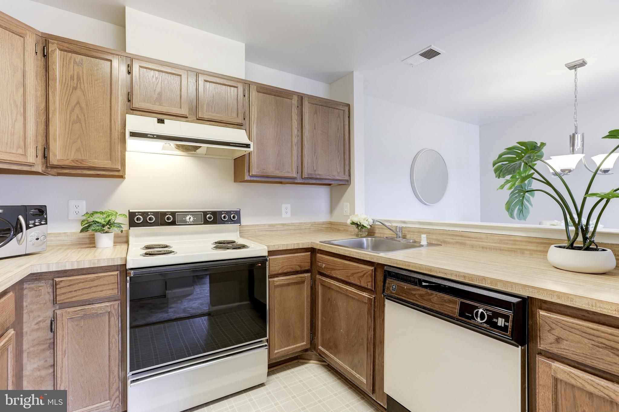 7817 Harrowgate Circle, Unit 155 Springfield, VA 22152 - Photo 7 of 18