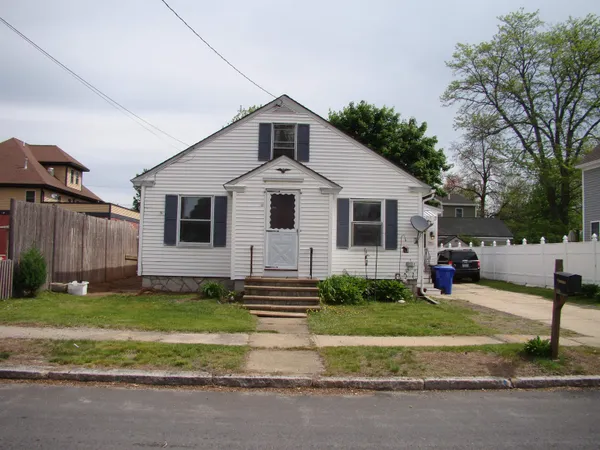 $2,800 | 145 McQuesten Street, Manchester, NH 03102