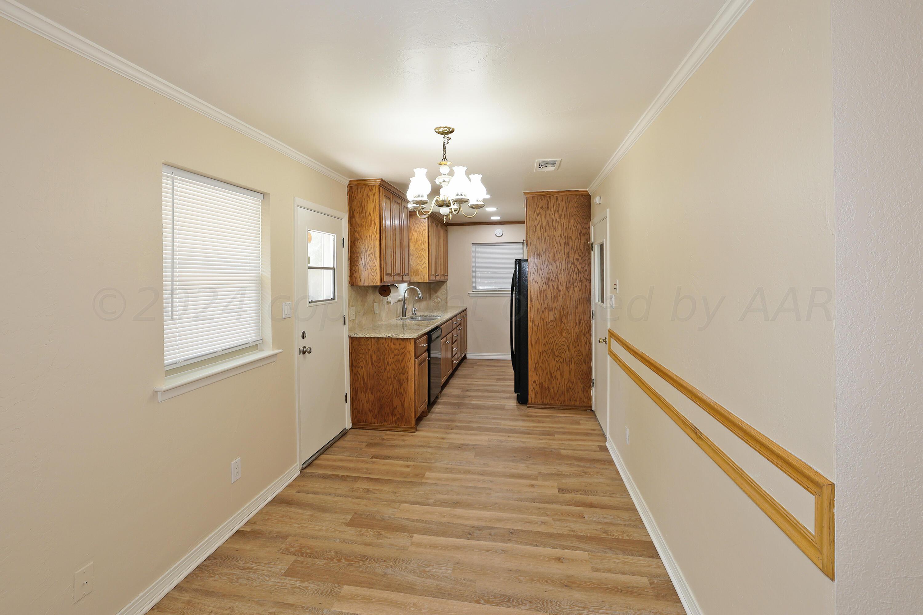 5305 Alvarado Road Amarillo, TX 79106 - Photo 7 of 23 Breakfast Area & Kitchen