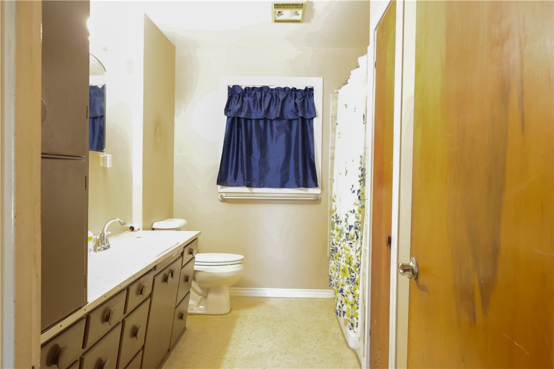 1023 Ross Avenue Alice, TX 78332 - Photo 5 of 13 Bathroom 1 with Tub