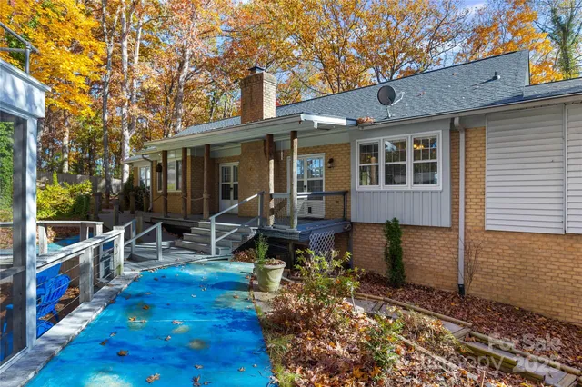 a view of a house with backyard