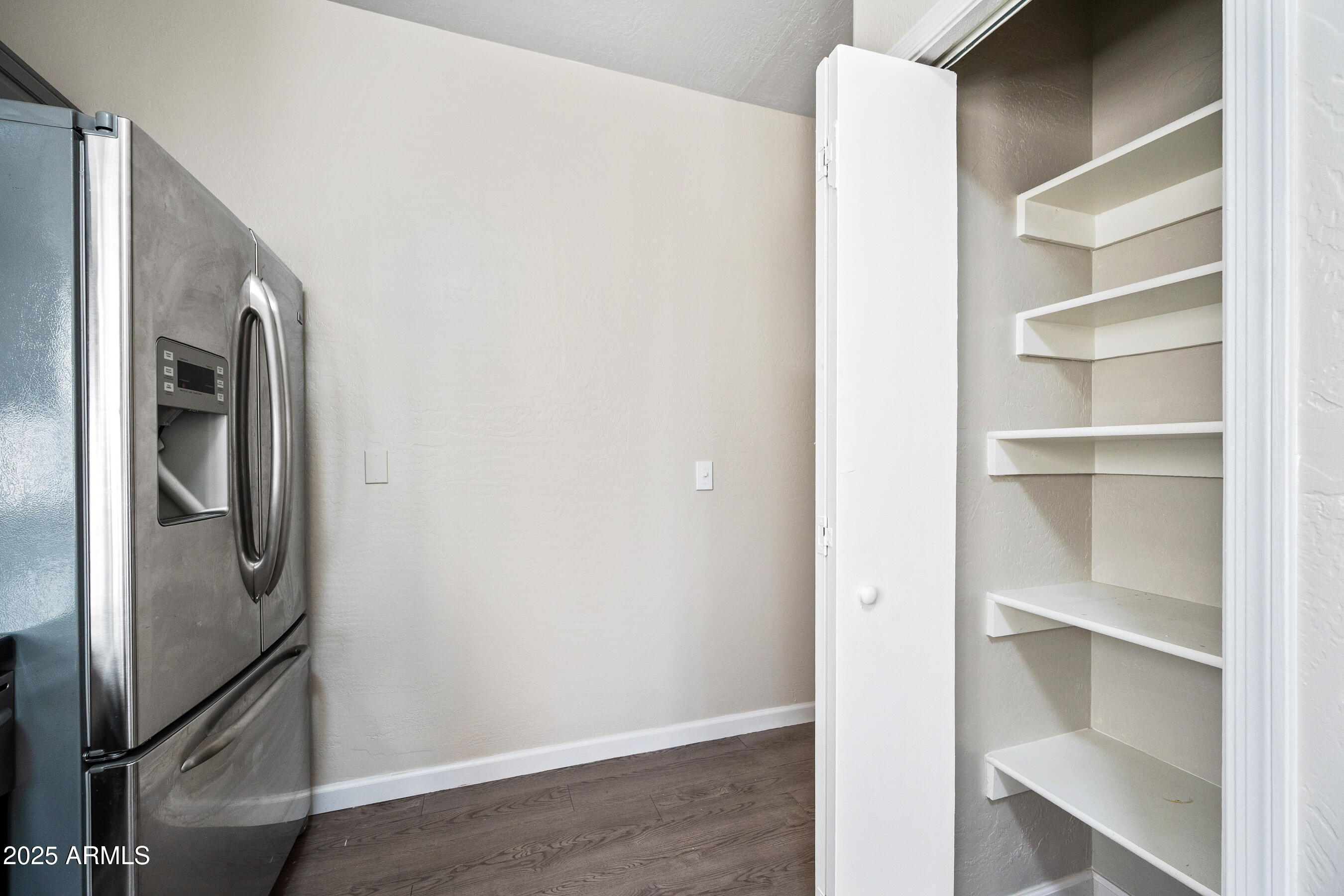 438 North 17th Avenue, Unit B Phoenix, AZ 85007 - Photo 11 of 19 a view of a hallway with closet