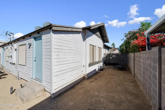 a view of a house with a backyard