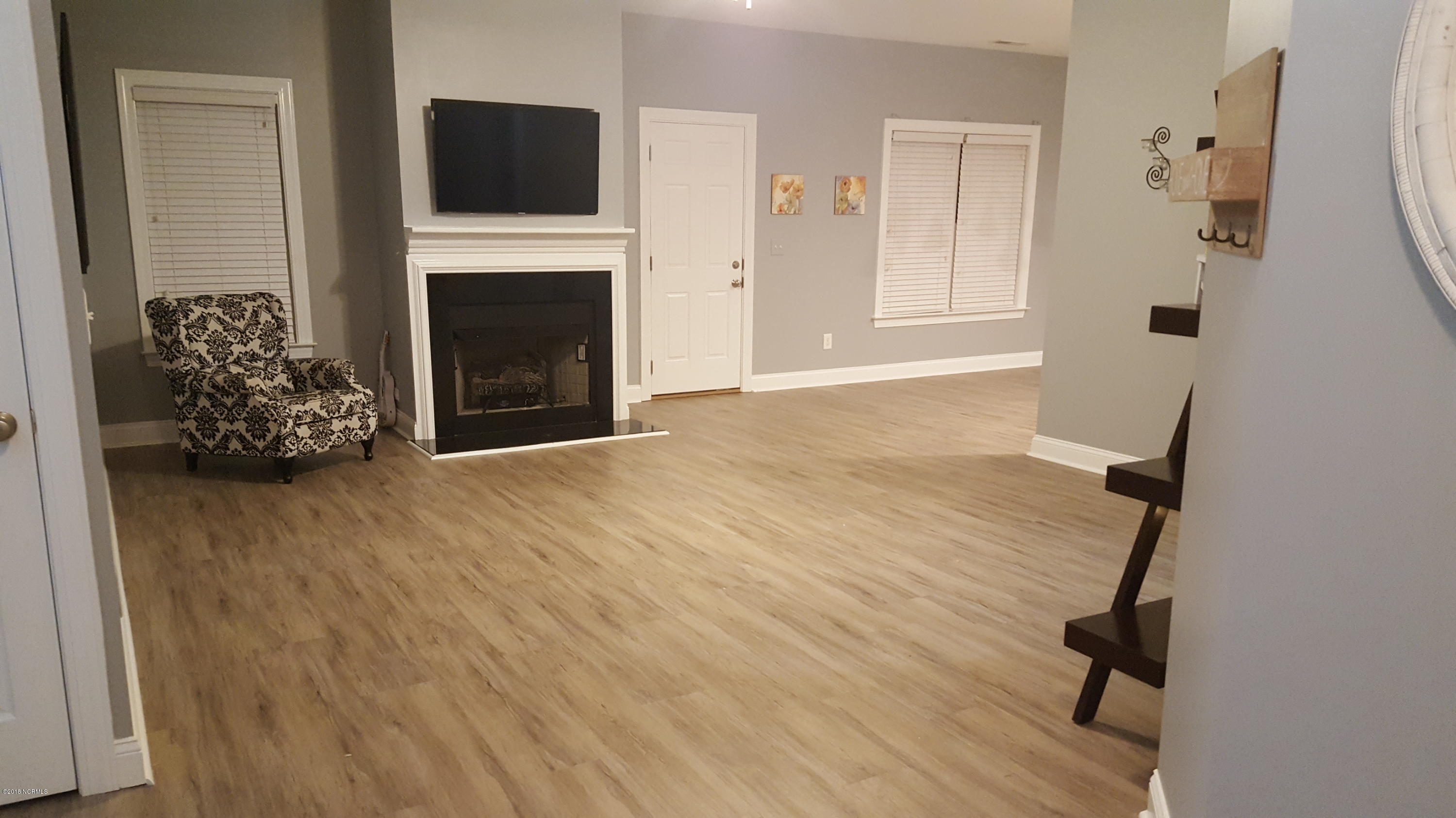 420 Bogue Loop Road Newport, NC 28570 - Photo 5 of 28 402 Bogue Loop living room 3