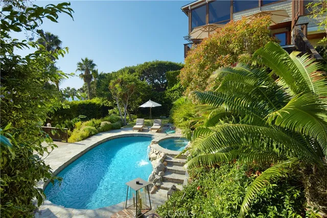 a view of residential houses with outdoor space