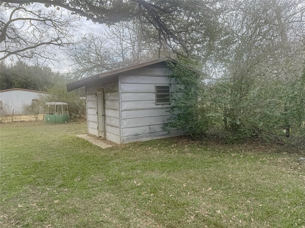 729 Main Street Lexington, TX 78947 - Photo 14 of 15 View of shed