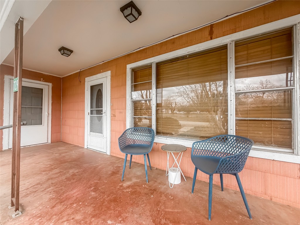 729 Main Street Lexington, TX 78947 - Photo 10 of 15 View of front porch