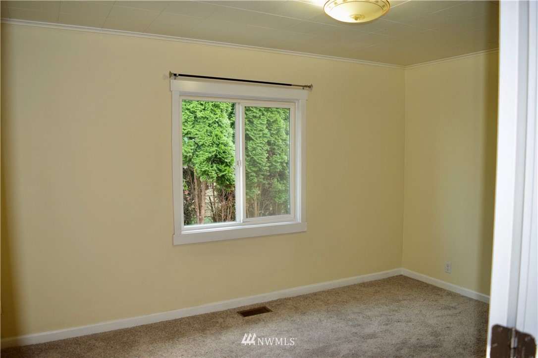 357 Lind Avenue Northwest Renton, WA 98057 - Photo 15 of 27 an empty room with a window
