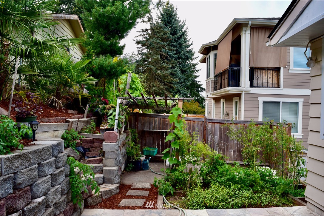 357 Lind Avenue Northwest Renton, WA 98057 - Photo 24 of 27 a backyard of a house with lots of green space