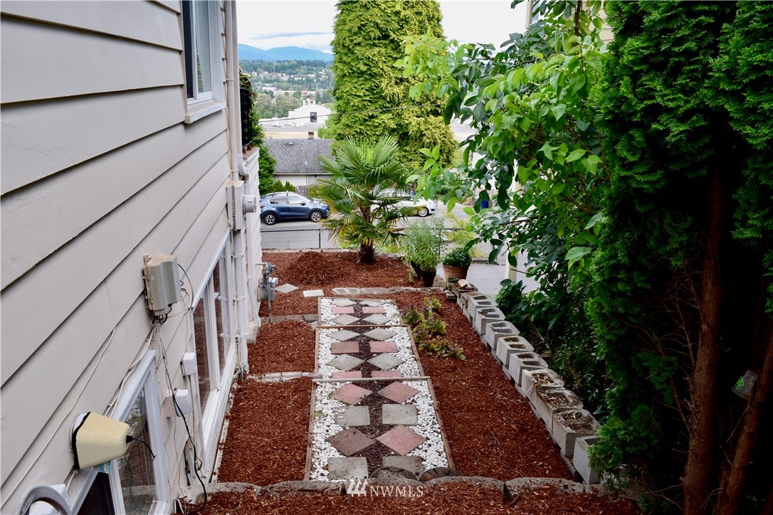 357 Lind Avenue Northwest Renton, WA 98057 - Photo 27 of 27 a backyard of a house with lots of green space