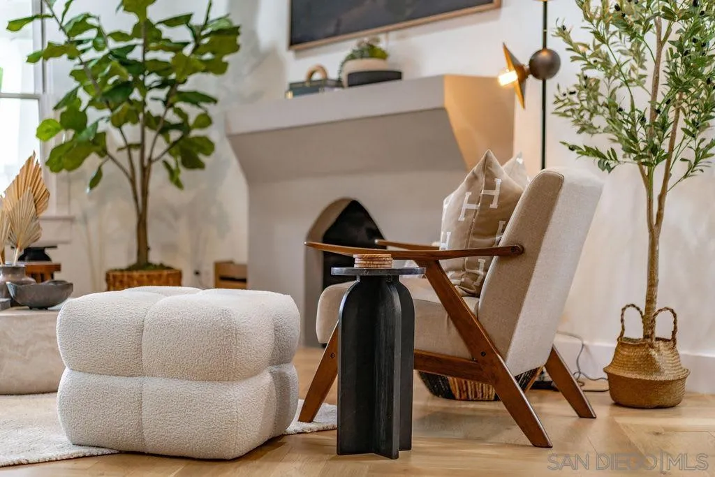 725 Pennsylvania Avenue San Diego, CA 92103 - Photo 26 of 64 a living room with furniture and a potted plant