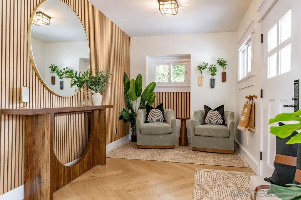 725 Pennsylvania Avenue San Diego, CA 92103 - Photo 3 of 64 a living room with patio furniture and a potted plant