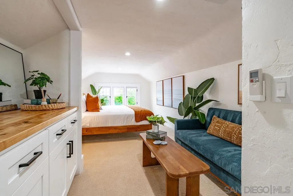 725 Pennsylvania Avenue San Diego, CA 92103 - Photo 44 of 64 a living room with furniture and a potted plant