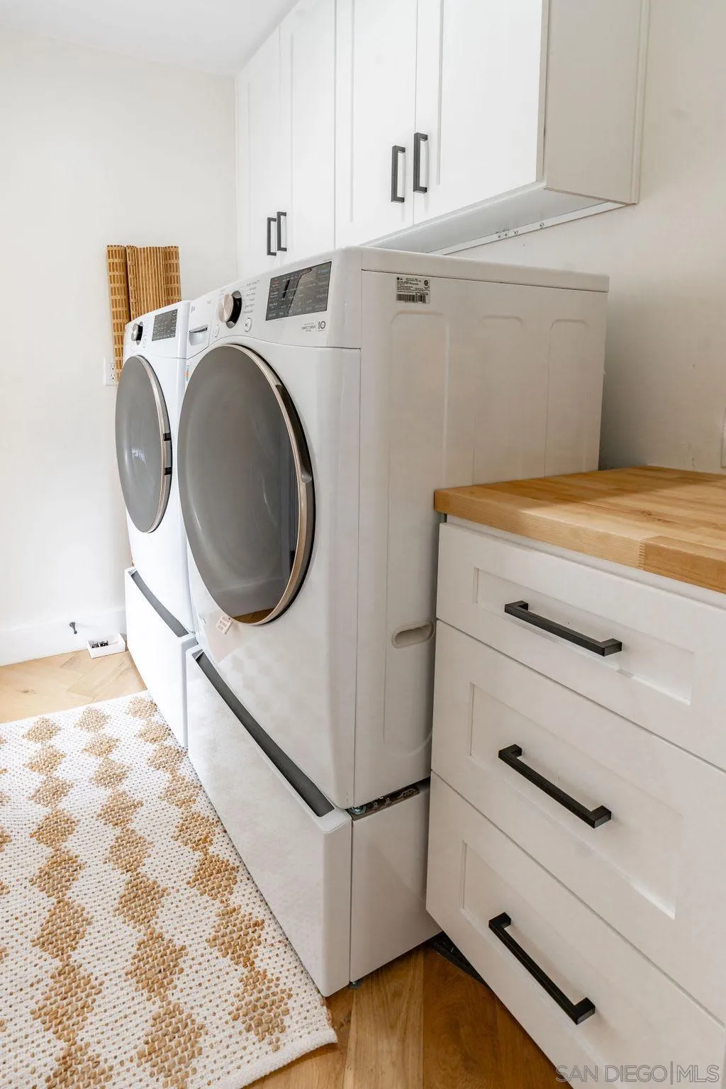 725 Pennsylvania Avenue San Diego, CA 92103 - Photo 58 of 64 a utility room with dryer and washer