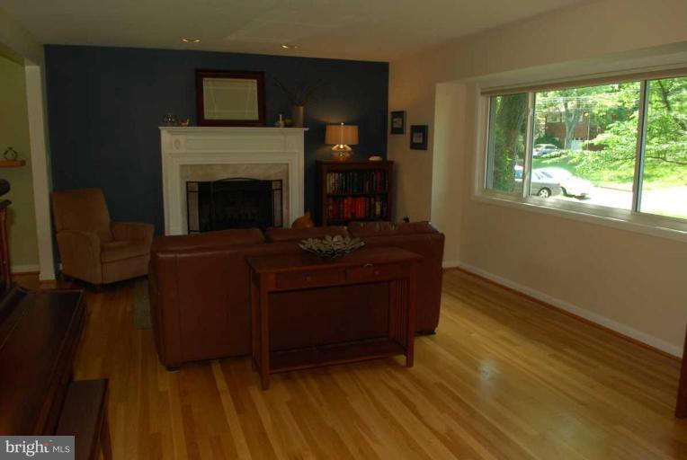 3906 Lakota Road Alexandria, VA 22303 - Photo 2 of 22 Living Room