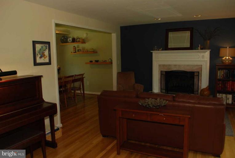 3906 Lakota Road Alexandria, VA 22303 - Photo 3 of 22 Living Room #2