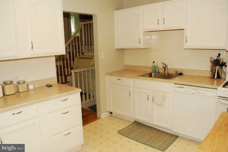 3906 Lakota Road Alexandria, VA 22303 - Photo 21 of 22 Kitchen