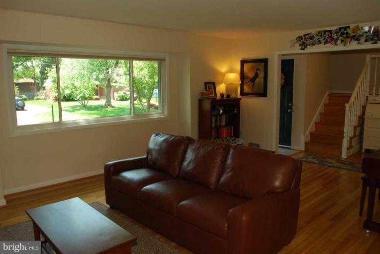3906 Lakota Road Alexandria, VA 22303 - Photo 4 of 22 Living Room #3