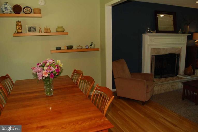 3906 Lakota Road Alexandria, VA 22303 - Photo 6 of 22 Living Room/Dining Room