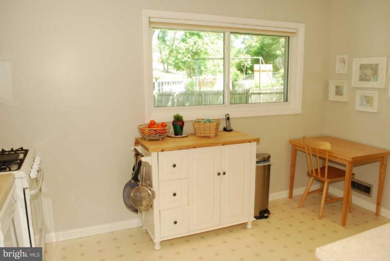 3906 Lakota Road Alexandria, VA 22303 - Photo 8 of 22 Kitchen