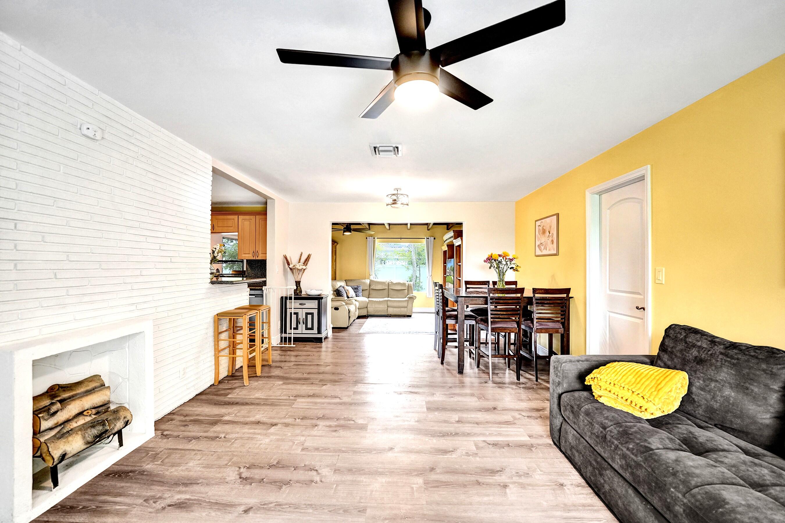 1341 North 30th Road Hollywood, FL 33021 - Photo 6 of 61 DSC08303