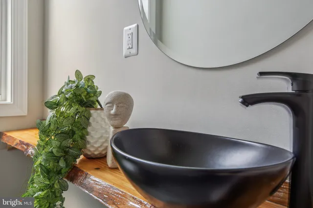 a view of entryway with kitchen view