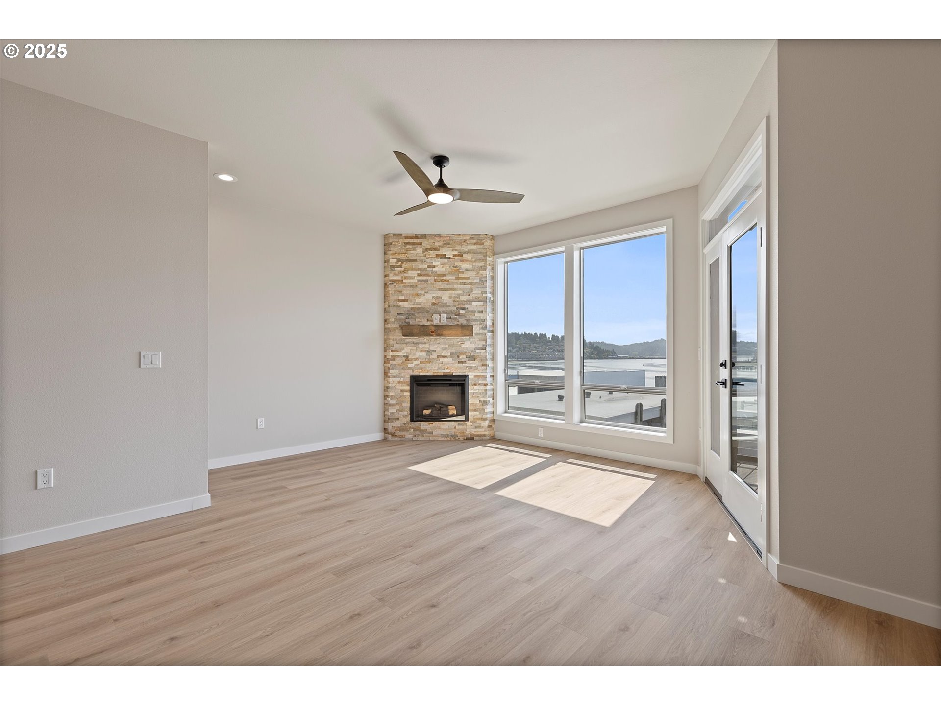 819 Southwest 13th Street, Unit 2 Newport, OR 97365 - Photo 12 of 35