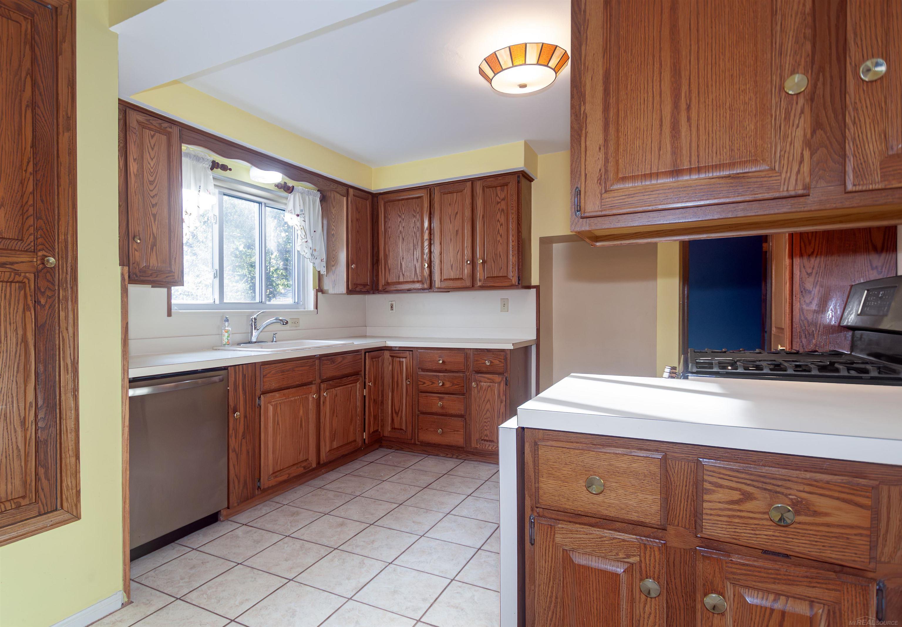 2039 Hampton Road Grosse Pointe Woods, MI 48236 - Photo 6 of 31