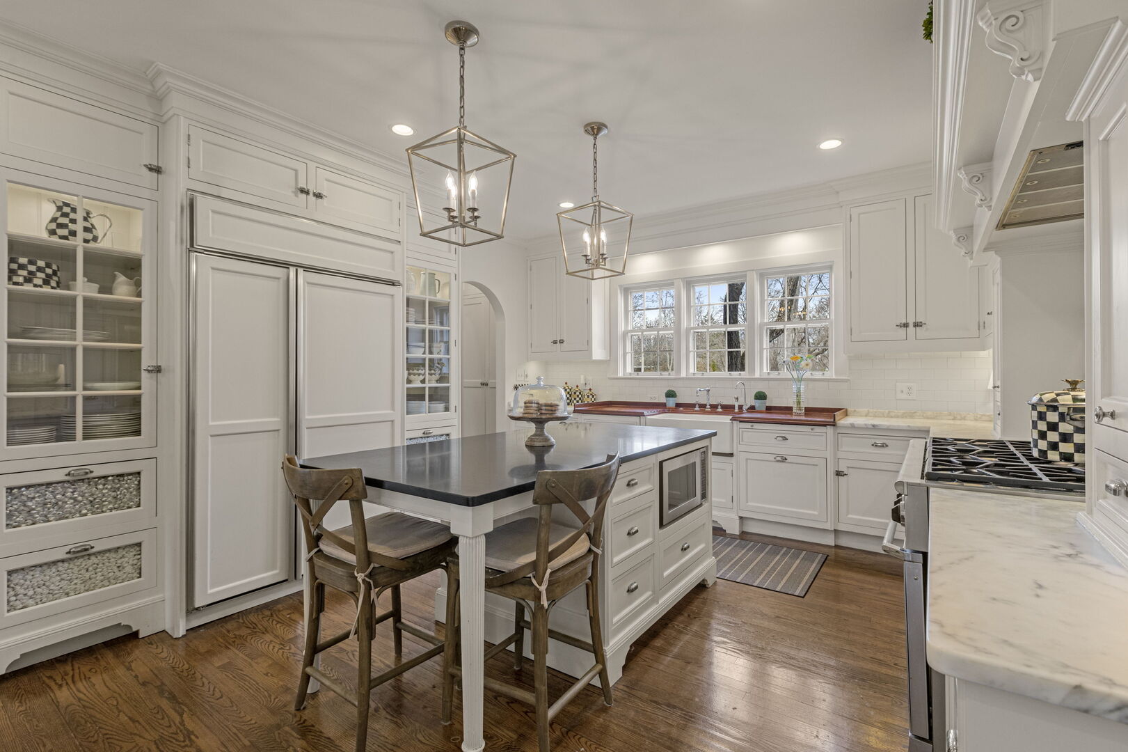965 Castlegate Court Lake Forest, IL 60045 - Photo 13 of 48 a large kitchen with a table and chairs