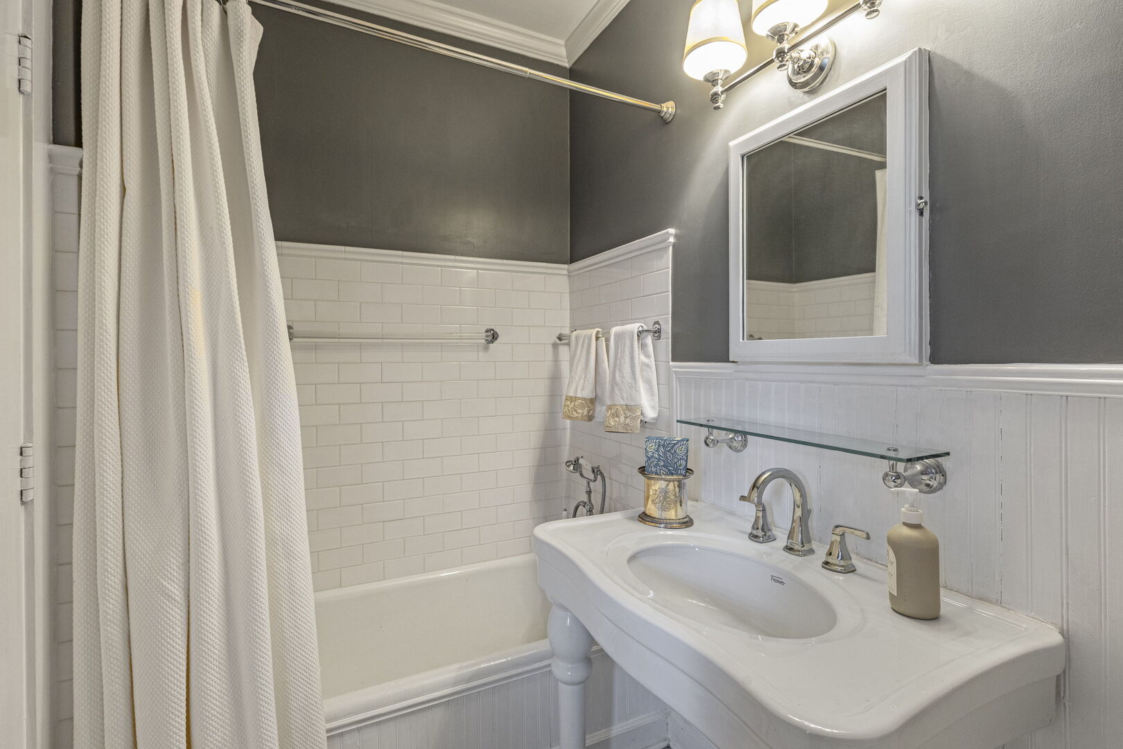 965 Castlegate Court Lake Forest, IL 60045 - Photo 25 of 48 a bathroom with a sink and a mirror