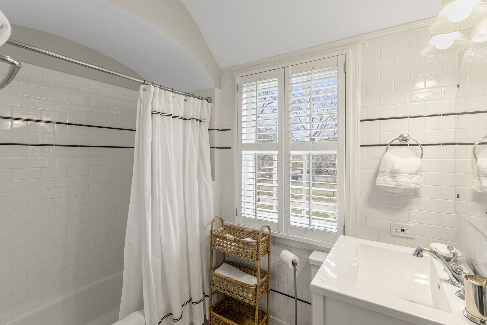 965 Castlegate Court Lake Forest, IL 60045 - Photo 34 of 48 a bathroom with a sink and a bathtub