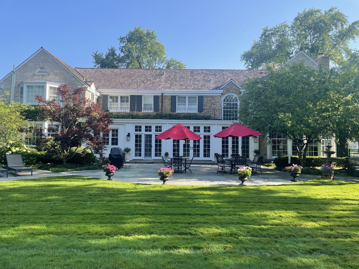 965 Castlegate Court Lake Forest, IL 60045 - Photo 42 of 48 a front view of building with outdoor seating and yard