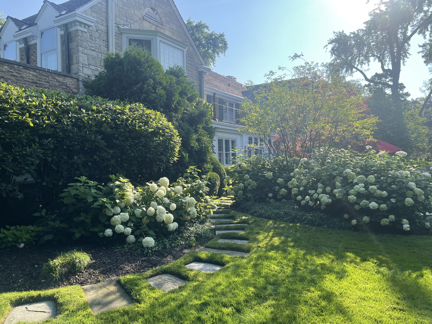 965 Castlegate Court Lake Forest, IL 60045 - Photo 44 of 48 a view of a garden with a building in the background