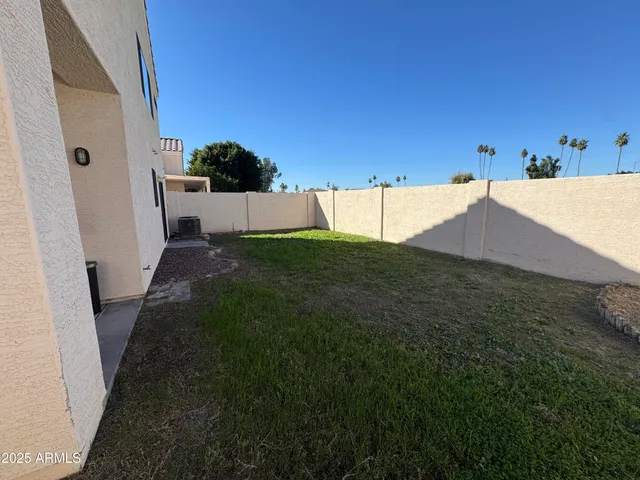 a view of a backyard