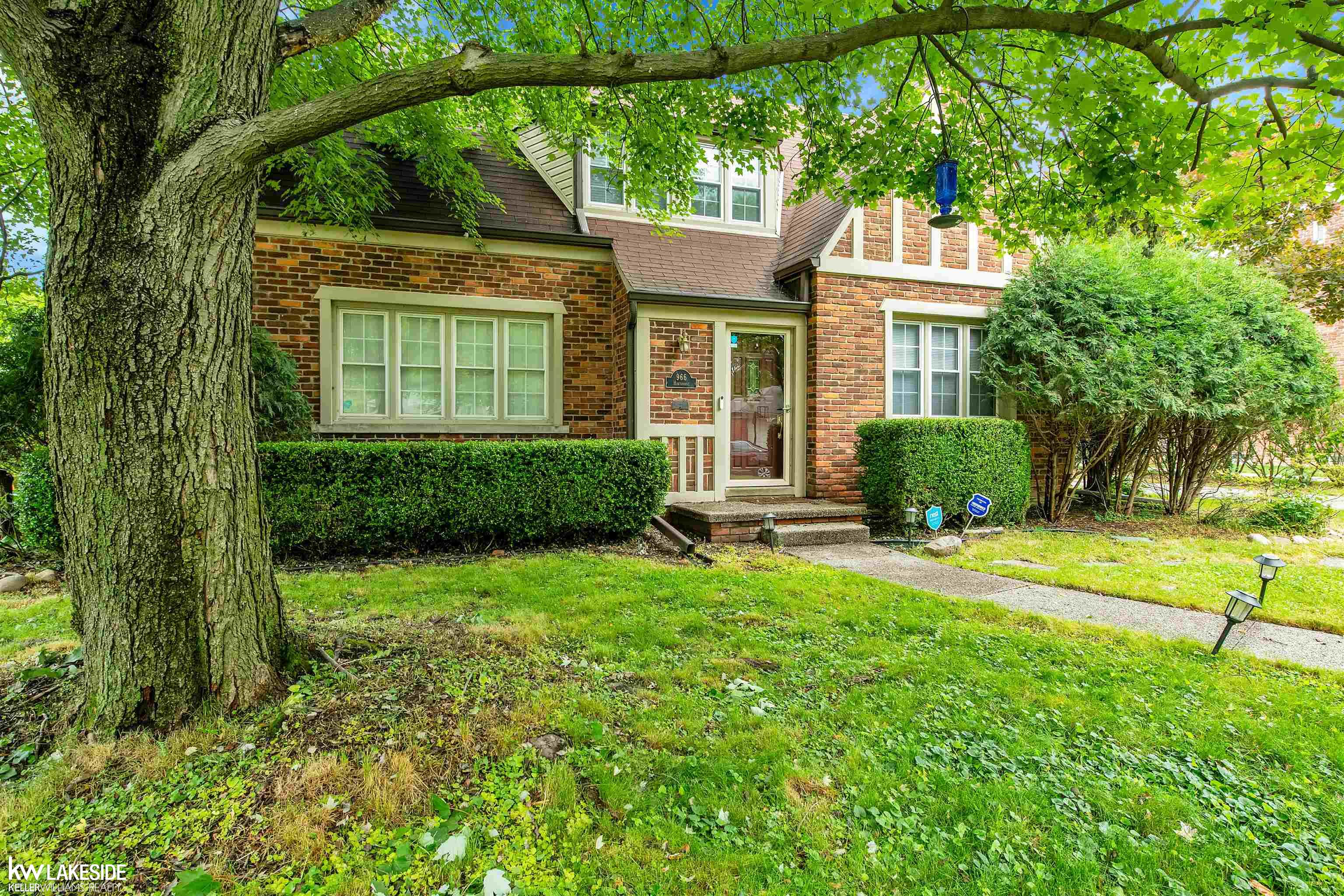 966 Hawthorne Road Grosse Pointe Woods, MI 48236 - Photo 1 of 24