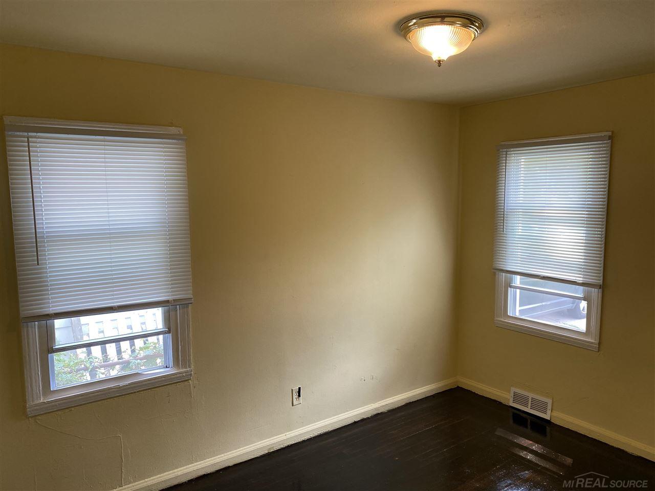20917 Hampton Road Harper Woods, MI 48225 - Photo 5 of 32 50065760-4.JPG